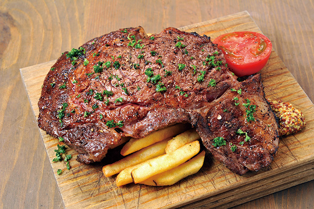 「ブッチャーブラザーズ」　ブッチャーズリブ 460g 2650円 炭火でじっくり焼いてミディアムレアに仕上げたリブには、赤身ならではのうま味がたっぷり。 