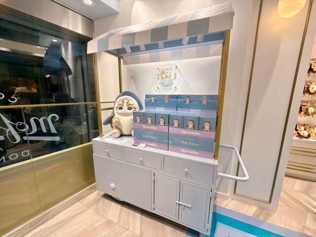 【mofusand TOKYO】コーヒースタンド風の什器にも注目のグッズが陳列されています