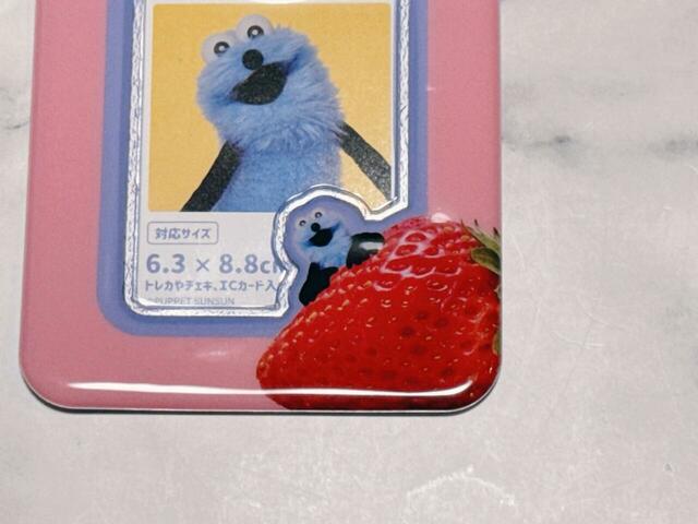 【パペットスンスン×サンキューマート／カードホルダー】素材はPVC。イチゴからひょこっと顔を覗かせるスンスンがかわいすぎる…！