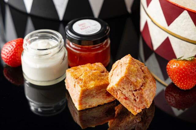 「いちごスコーン ストロベリージャム&クロテッド風クリーム添え」<期間:2026年2026年1月6日~3月11日>【【ヒルトン名古屋】ホテルメイドのストロベリースイーツが並ぶ♪甘美な“ストロベリースイーツビュッフェ”開催!】