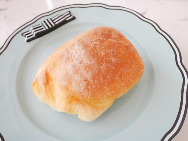 水の代わりに北海道産牛乳を100％使用／成城石井自家製　北海道産牛乳のやわらかパン・オ・レ　323円（税込）