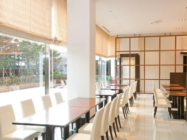 「〈グラスシーズンズ〉店内」【京王プラザホテル札幌　お正月ランチブッフェ】