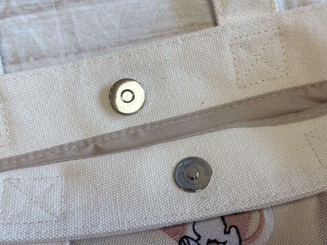 口はマグネットスナップ付きで安心！