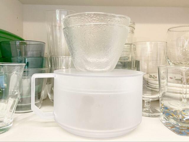 【山崎実業 tower ティーポット】蓋がフラットなので、他の食器を重ねて収納できるのも嬉しいポイント！