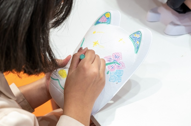 狐のお面へのペインティング