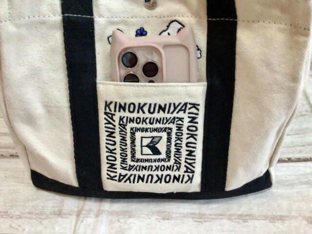 外側にポケットにはスマホを入れるのもおすすめ