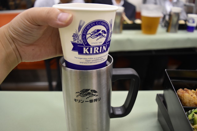 ミステリービアトレイン2015／コップはしっかり固定されている