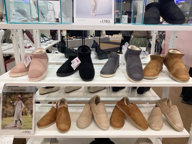 【ワークマン ムートン風シューズ（下段））】より丈の短い、シューズバージョンのムートン風アイテムも♪