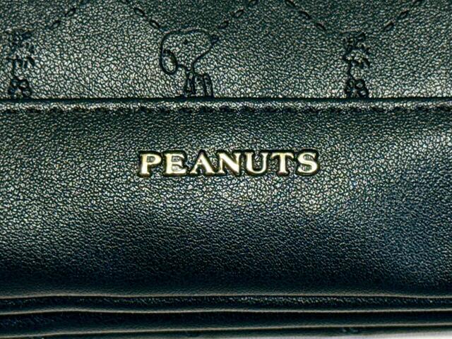 フロント下部は無地の合成皮革生地に切り替えられており、「PEANUTS」のロゴがゴールドで型押しされています