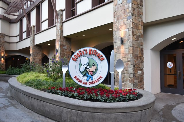 コンベンションセンターにはこんなお店のサイネージが出てます。