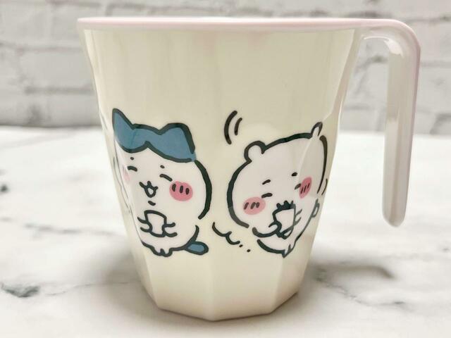 オフホワイトにちいかわ＆ハチワレのイラストデザインです