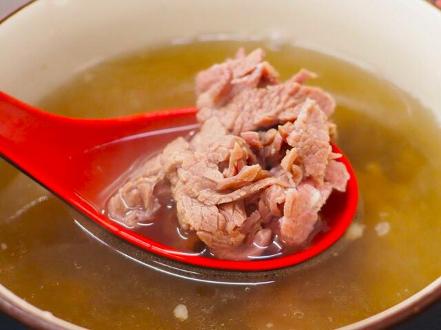 【台湾食べ歩きの旅 #16】『阿牛仔牛肉湯』は、牛肉湯のほかに牛バラや牛レバー、さらにはミックススープもあり、どれも値段は同じ。ほんのりピンク色の肉は柔らかくて美味