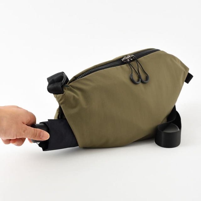 【MILESTO「SOFT SHOULDER S」】ペットボトルや傘を収納できるサイドファスナーポケットを装備