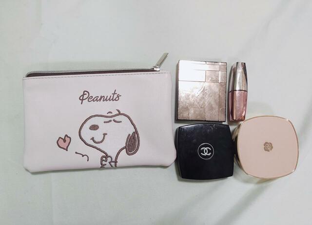 アイシャドゥ、チーク、口紅、ファンデーションが入った