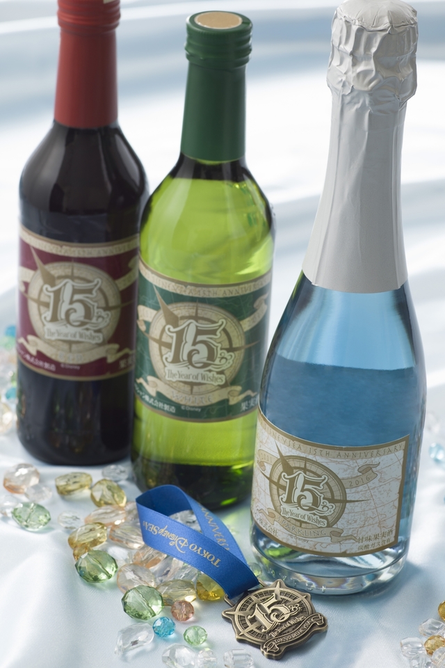 東京ディズニーシー15周年記念ラベルワイン｜スパークリング ハーフボトル ¥2,800、白・赤 ハーフボトル 各¥2,000