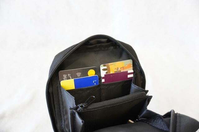 4つのカードポケット【mozすっきり収納できる！多機能スマホショルダーバッグ】