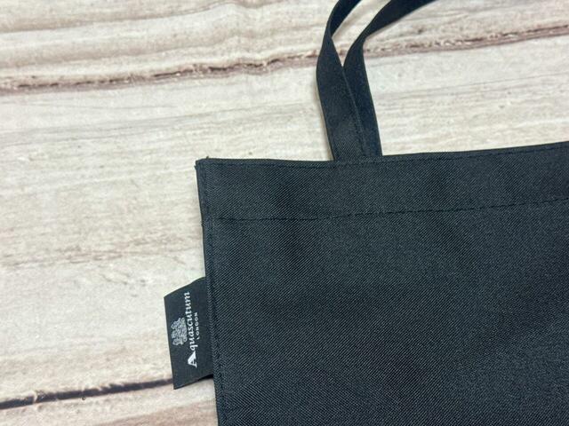 素材はポリエステル。高級感のある厚手でしっかりとした生地