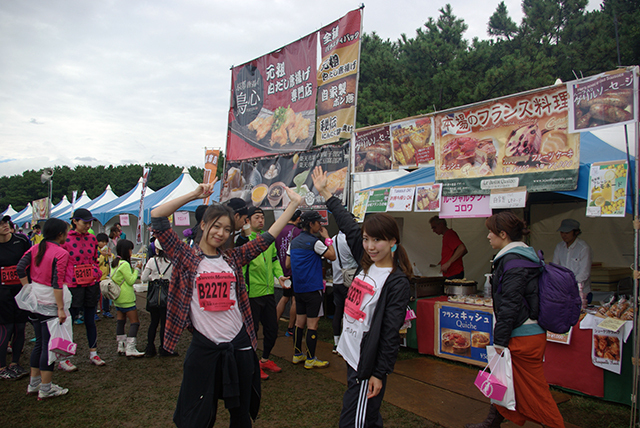 スイーツマラソン　千葉大会／スイーツ以外に、物産展で軽食も食べられます