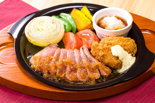 やわらか牛赤身ステーキと広島産カキフライ~淡路島産玉ねぎのグリル添え~