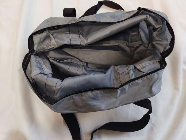 ファスナー式で開閉スムーズ