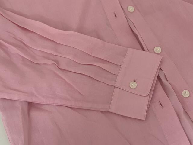 【UNIQLO　シアーコットンリラックスシャツ】袖にはギャザーが