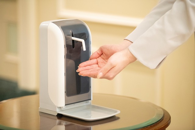 ホテル館内各所に設置された消毒液