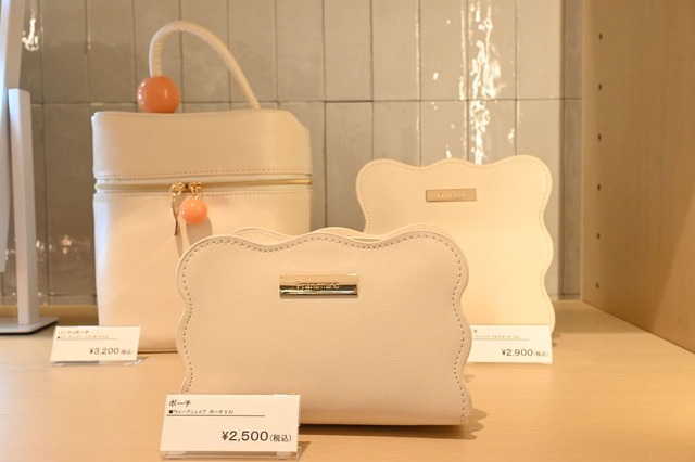 【Francfranc】「ウェーブシェイプ ポーチ」2,500円 など