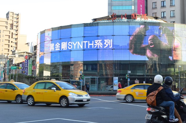 台湾のタクシーは黄色で統一されているので見つけやすい