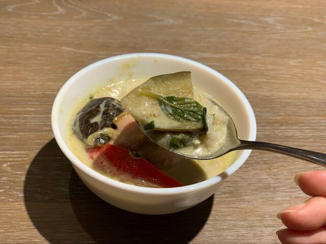 【タイ料理新宿ランブータン タイランチビュッフェ】グリーンカレーはスパイスが効いていて、具材もごろごろ