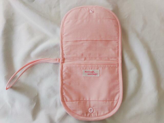 「ティッシュ」「小物」を入れることのできる「ポーチ部分」あり