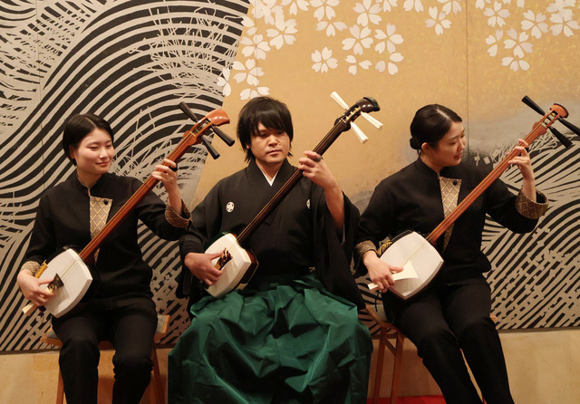 先生と三味線を習っている界のスタッフ