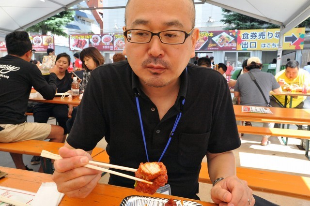 激辛グルメ祭り／プングム TAK CAFEの「ヤンニョムチキン（4P）」（800円）を少々警戒しながら一口目を味わうライター矢口。結果はおいしい唐揚げでした