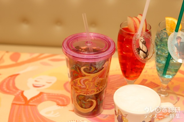 <in the tower>デカフェアールグレイティー 790 円(税込869 円) /ストロー付きタンブラー+1,600円(税込 1,760円)/白雲石コースター+1,200円(税込 1,320 円)