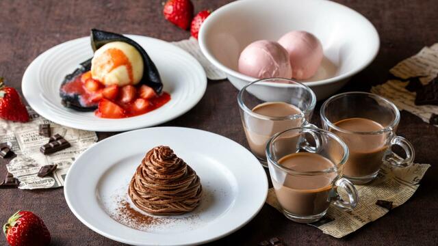 「パフォーマンスコーナーで提供する、スイーツ各種」<期間:2026年1月5日〜3月13日>【“苺の赤”と“チョコレートの黒”を融合させた五感で楽しむ「ストロベリー&ショコラスイーツブッフェ」が、2026年1月5日よりスタート!】