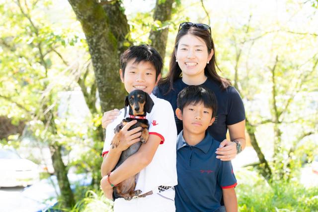 写真左より、浅川駿萬くん（15歳／静岡乗馬クラブ所属）＆お母様