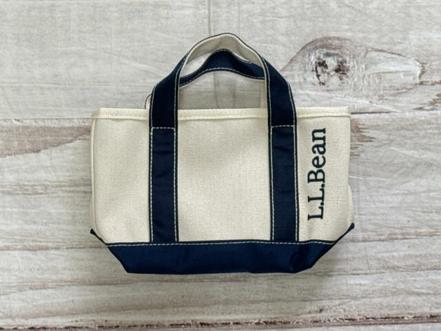 まるでL.L.Beanのボート・アンド・トートのミニサイズのようなかわいいデザイン♪