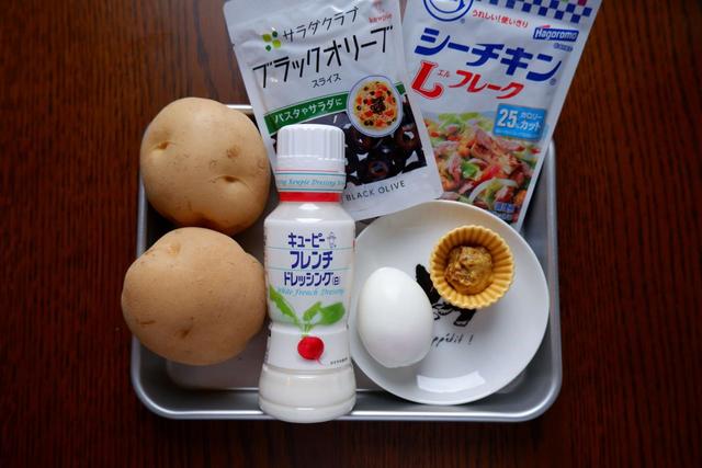 【サラダ・ニソワーズ風ポテトサラダ】フレンチドレッシングとマスタードで味付けします