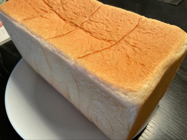 【銀座に志かわ 水にこだわる高級食パン】切るのも一苦労な大ボリュームに期待がふくらむ