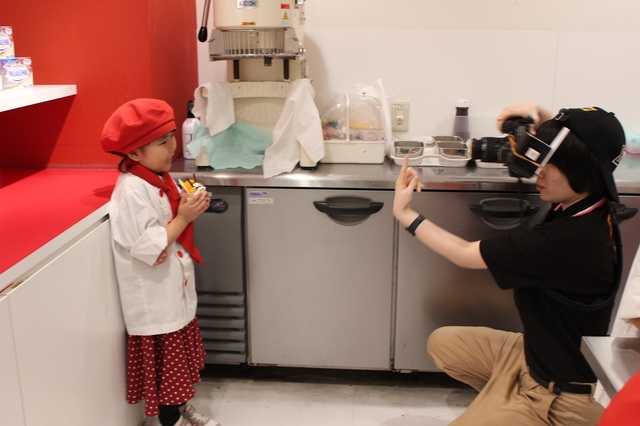 ケーキを持ってニッコリ！