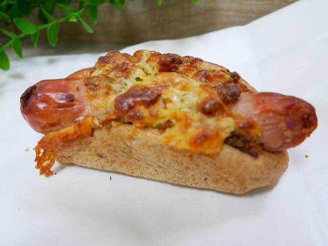 【ブランジェ浅野屋 国産小麦全粒粉のバジルソーセージドッグ】ソーセージがはみ出るほど大きい！