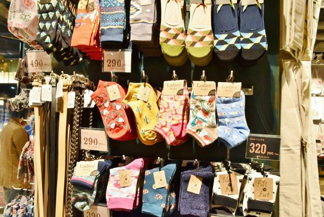 【AWESOME STORE TOKYO（オーサムストア トーキョー】ポップなデザインの靴下。