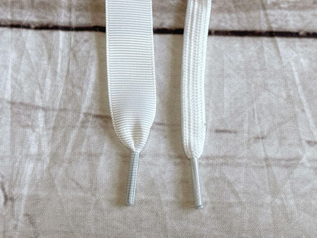 一般的な細い靴ひもと、グログランリボン調の太い靴ひもの2種類がついてきます