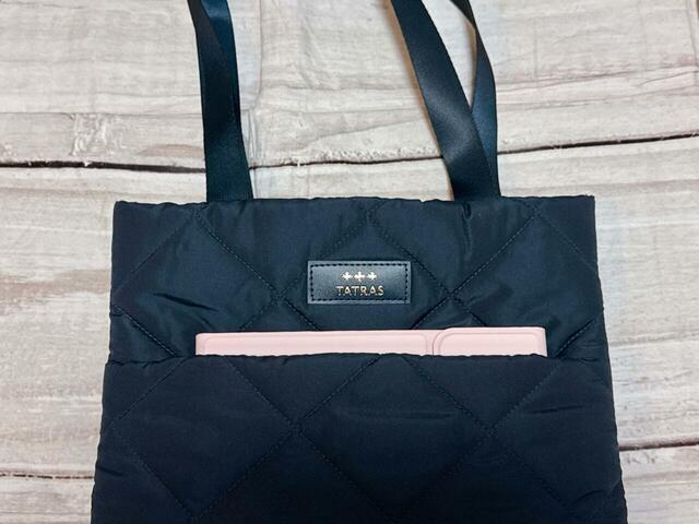 キーボード付きケースに入れたiPadはフロントにも入りますが、ボタンが閉まらないので注意