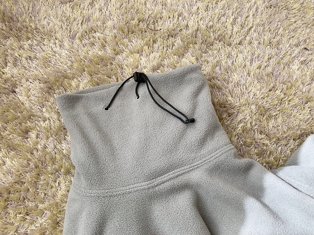 【ワークマン Loose Fit M フリースタートルネック】首元はスピンドルで締め方を調整可能