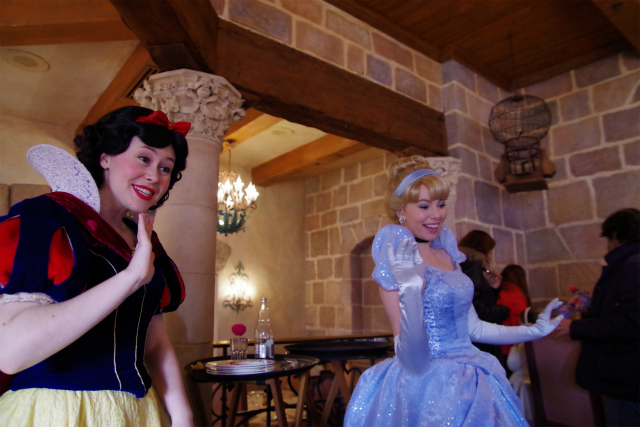 Auberge de Cendrillon(オーベルジュ・ド・サンドリオン)|テーブルまでご挨拶に来てくれます!