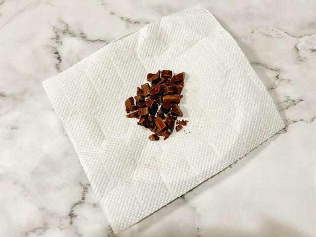 細かく割ります。包丁を使って刻んでもGood