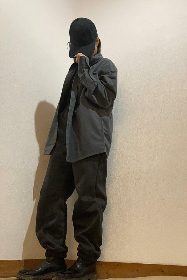 【ワークマン 冬コーデ】帽子とリブハイネックを黒で統一し、ジャケットはグレー、ボトムスはチャコールとシックなカラーで統一