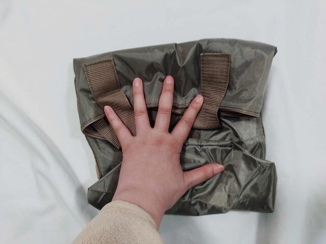 下をポケットの下辺にあわせて折りこみ、上を残り幅の半分まで折ります