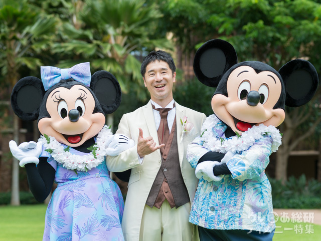 ミッキーマウスとミニーマウスに挟まれて、新郎の記念撮影|アウラニ・ディズニー・リゾート & スパ コオリナ・ハワイ「ディズニー・フェアリーテール・ウエディング」