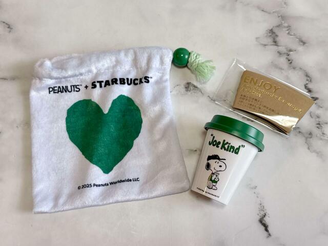 内容は、巾着、ミニカップ、スリーブの3点